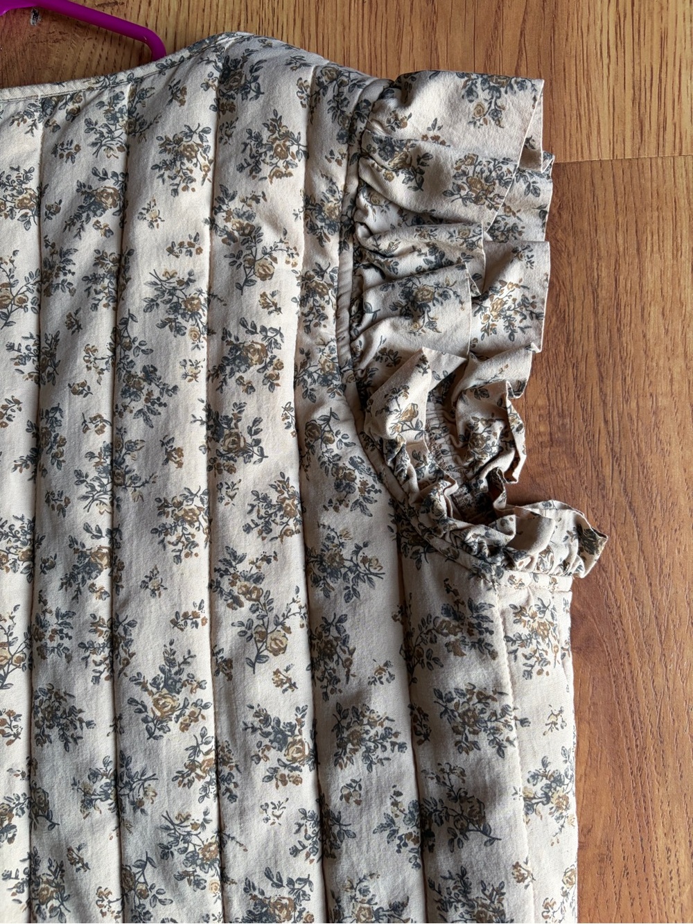 So ME Quilted Sleeveless Vest in Cream and Taupe Floral - Picture 3 of 4